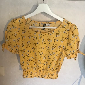 Sommarblus  - Superfin gul tröja/blus med blommor från hm. Använd några gånger men fortfarande bra skick. 