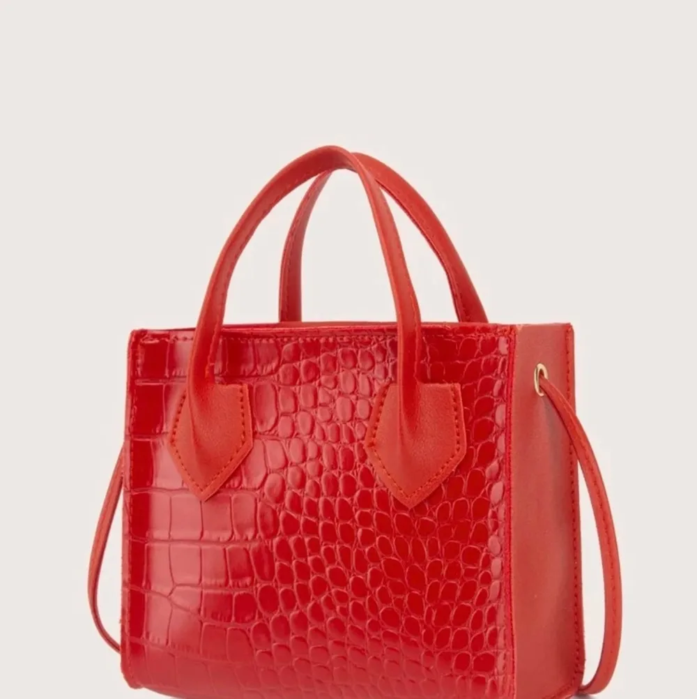 Ny röd liten väska från SHEIN . Väskor.