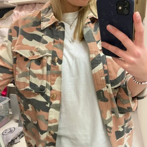 Jacka - Superfin kamouflage jacka från Zara kids i superfin färg. Storlek 14-16 år i barnstorlek.