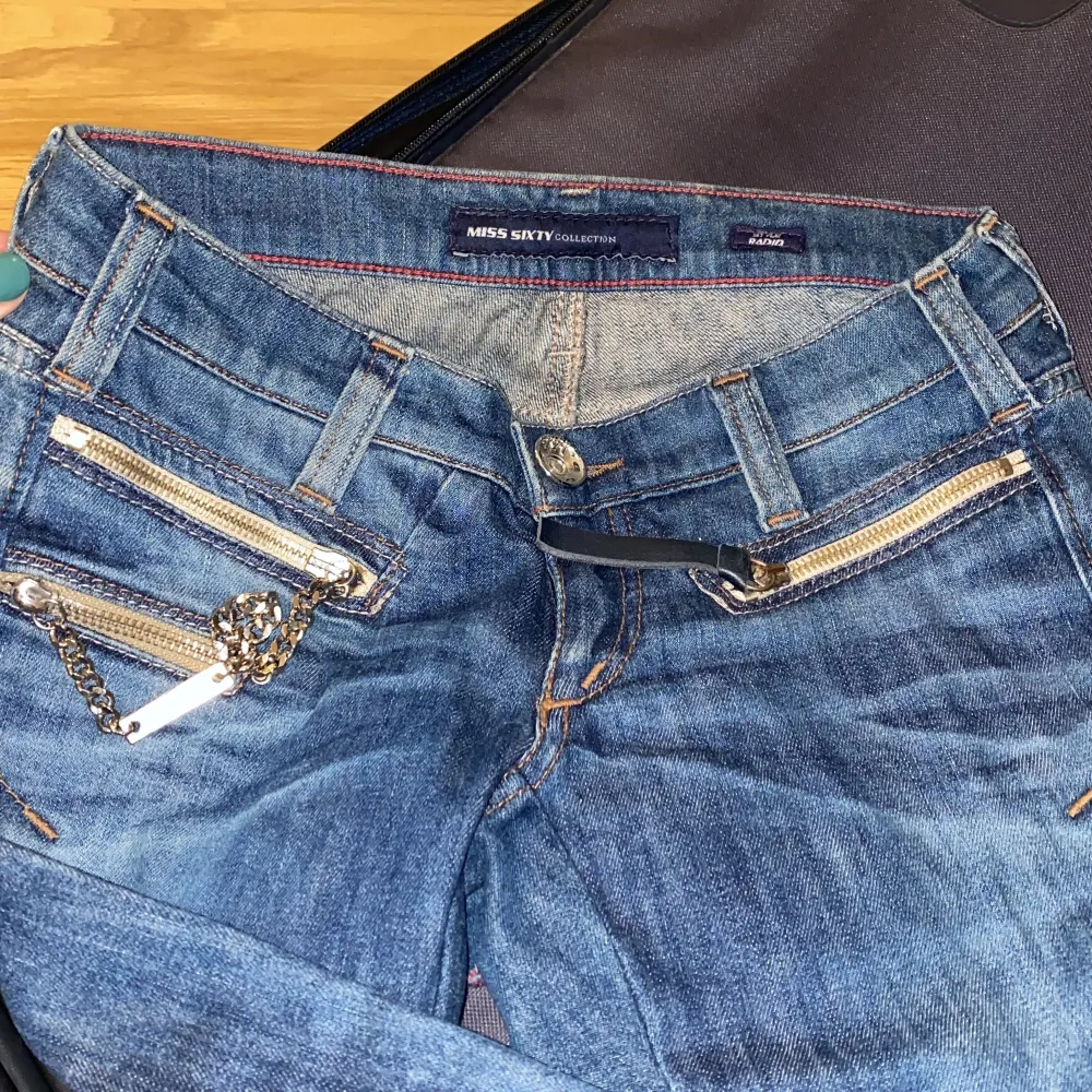Miss sixty jeans st 23 , skinny ( måste säga miss sixty jeansen har shit snygg passform sitter perfekt på en ) använd 2-3 ggr. Priserna på miss sixty kostade  ca 1700kr-1900 st  när ja köpte dom . Jeans & Byxor.