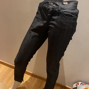 Lee - Lee aldrig använda , dragkedja på sidorna . Svart/blåa är färgen . 