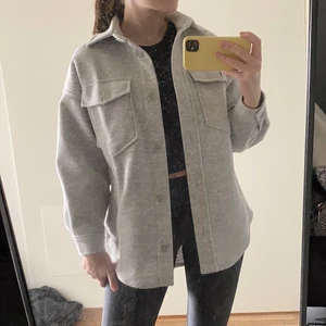 Ljusgrå oversize skjortjacka 🤍 - En ljusgrå skjortjacka från Stradivarius med oversize passform i mysigt lite varmare material. Passar perfekt på våren och hösten men också på sommaren över en klänning exempelvis 😍 Den är i storlek XS men passar allt mellan XS-M beroende på hur man vill att den ska sitta då den är väldigt oversize. För referens är jag en 38. Säljes då den tyvärr inte kommer till användning. Den är i fint använt skick 🤍