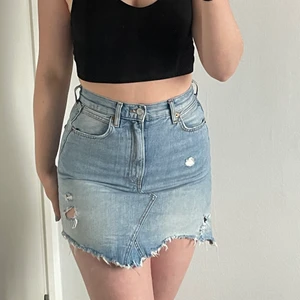 Jeanskjol  - Kjol från Zara med slitningar! Använd men med bra skick.💕