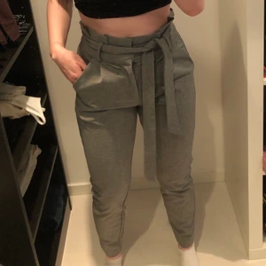 Kostymbyxor strl XS - Gråa kostymbyxor från Vero moda som aldrig använts, väldigt mysiga och festliga på samma gång