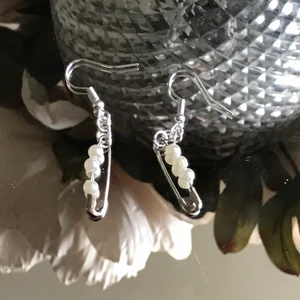 Örhängen  - Örhänge med vita pärlor i säkerhetsnål. 🟢Finns i lager 