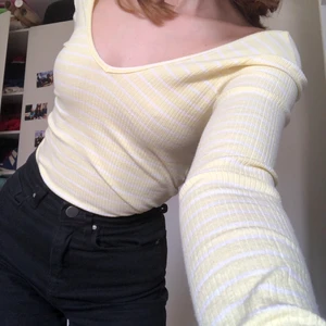Tröjan med finaste passformen!  - Citrongul o vitrandig tröja från Bik Bok som har så snygg passform. Formar överkroppen så fint. Har bara använt den 1 gång då den är lite stor i axlarna på mig. 