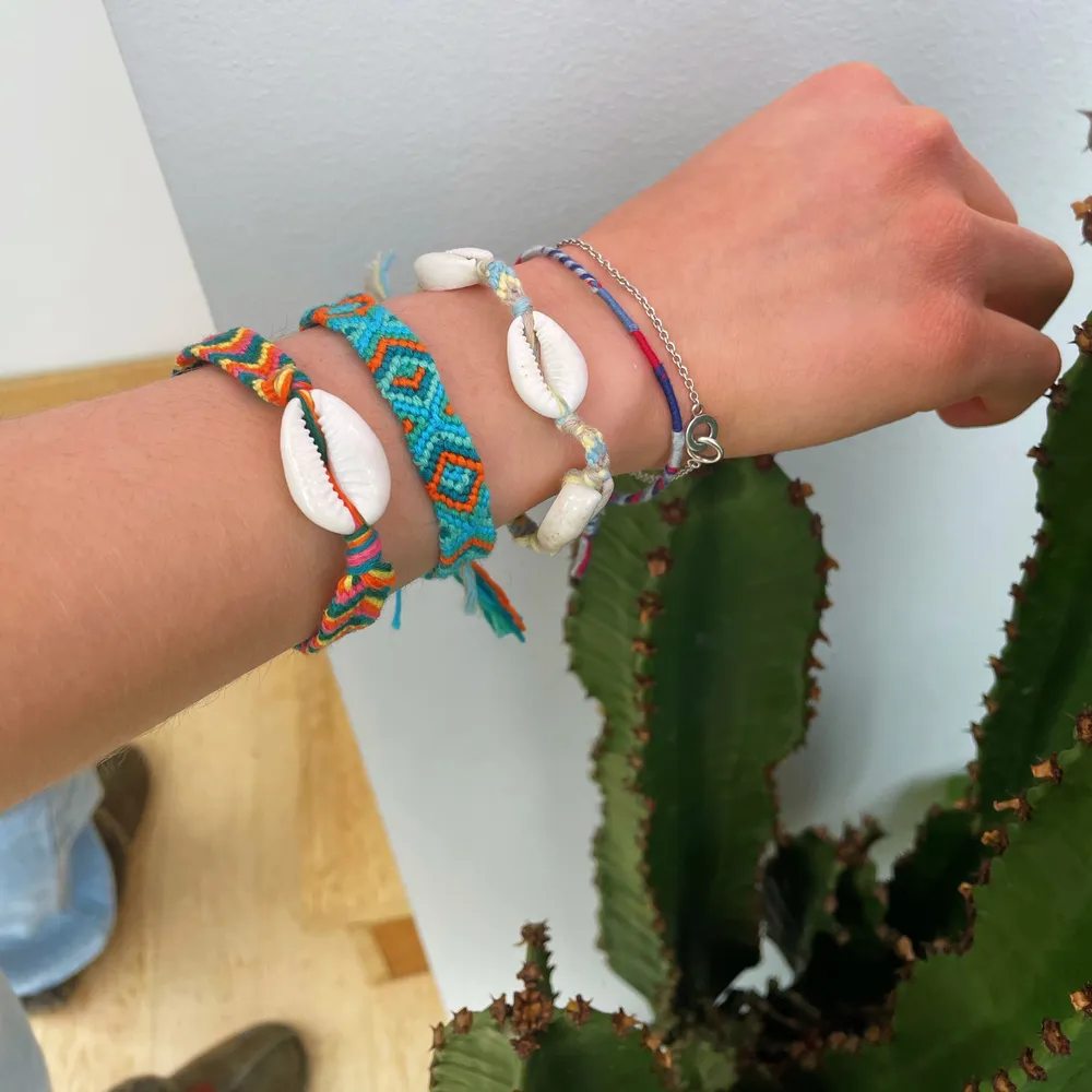 Tre snygga somriga armband. Egengjorda! Säljs för 35 kr st (inkl frakt). Dom med snäckor kostar 40kr st (inkl frakt)🌸🐚🤩. Accessoarer.