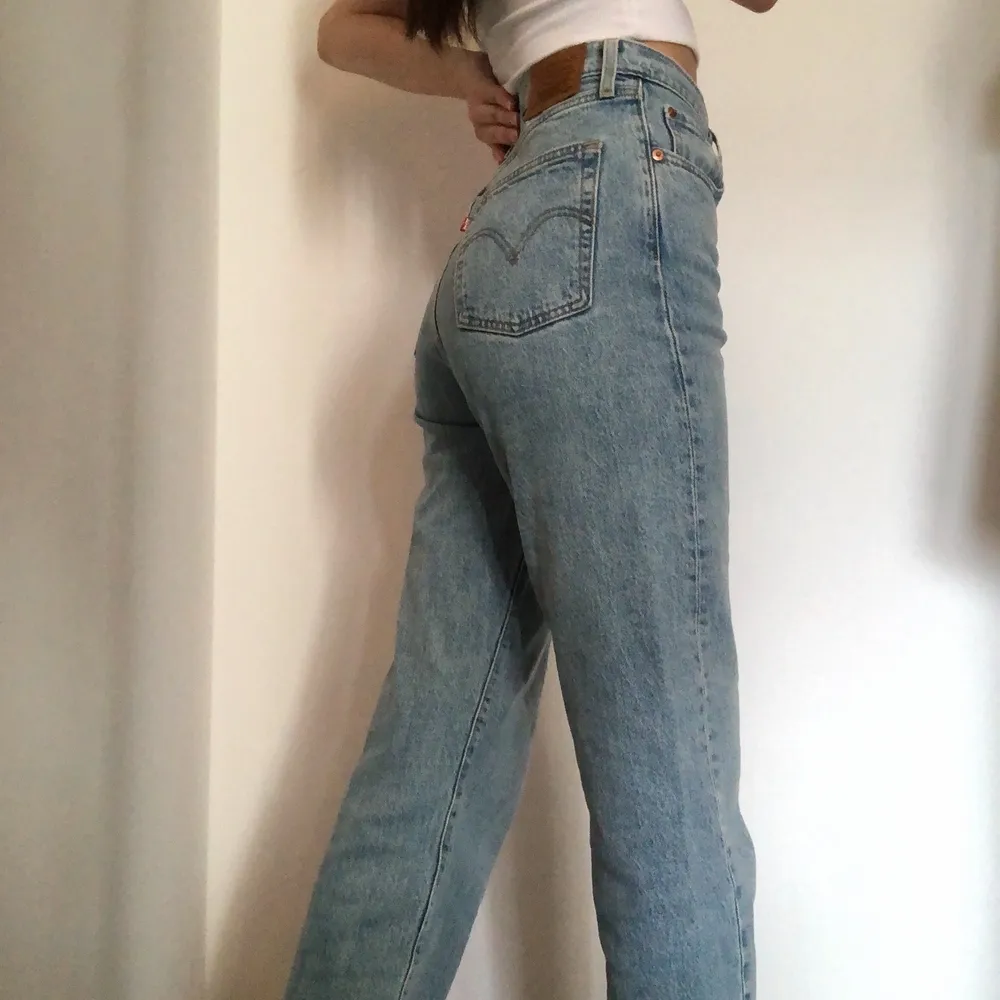 Levis ribcage straight jeans i storlek 27, jag är 174cm. Pris: 429kr + 66kr frakt (nypris: 1195kr) . Jeans & Byxor.