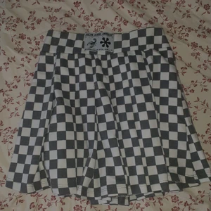 schackrutig kjol, new girl order  - superfin kjol som jag tyvärr aldrig använde 😪 stretchigt material, så går nog att använda om man har storlek 36 också! frakten kan kombineras vid köp av mer än ett plagg 💖