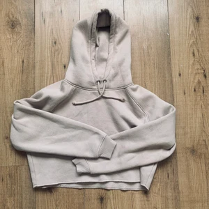 Croppad hoodie från BikBok - En riktigt najs croppad hoodie från Bik Bok, används inte tillräckligt. Frakt inkluderat i priset!🌺