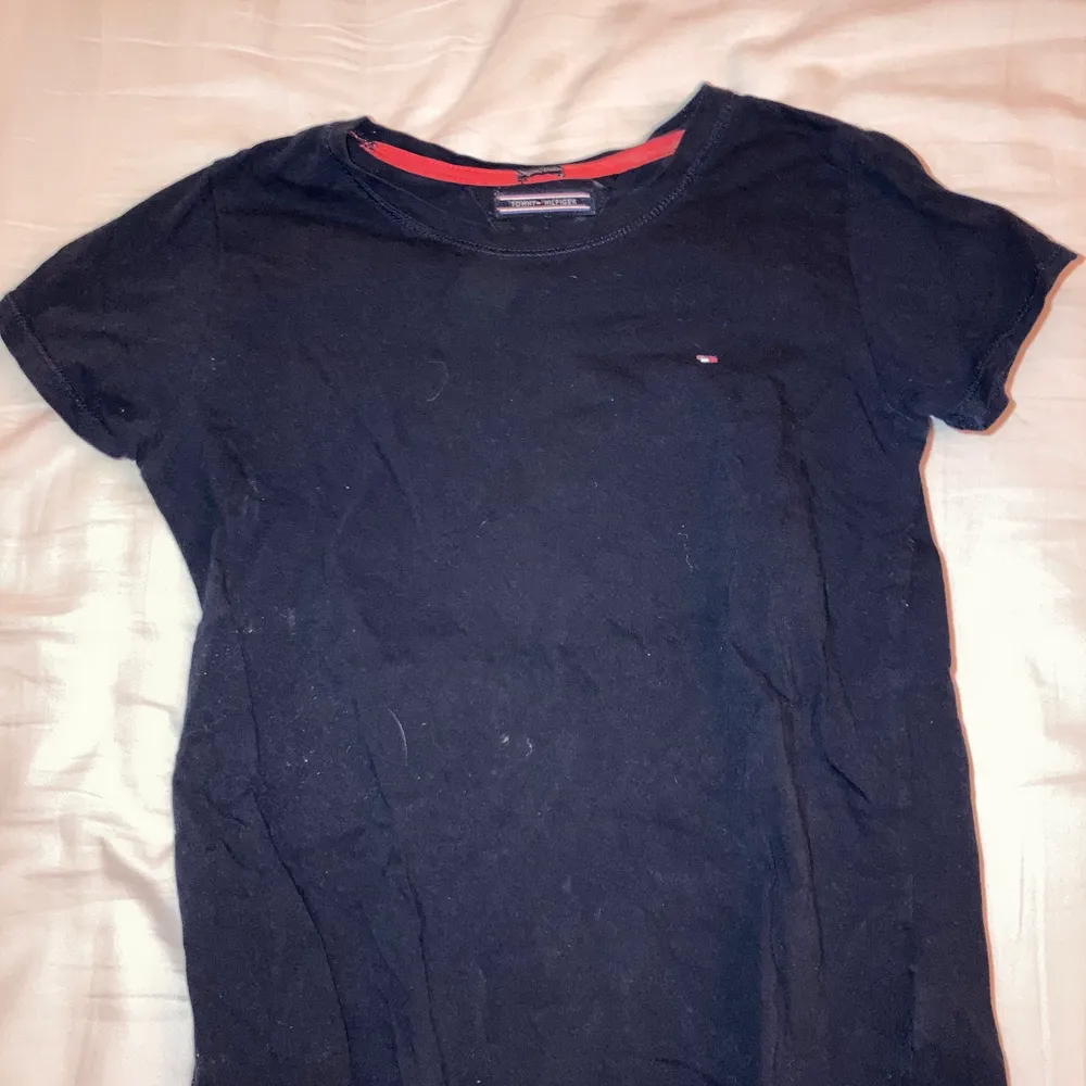 Vanlig marinblå t-shirt från Tommy Hilfiger. Står ingen storlek men passar ungefär 12-15 år. Köpare står för frakt. T-shirts.