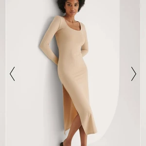 klänning med slits - Helt ny klänning från NAKD med prislapp kvar, nypris 299kr. superfin o formar kroppen o har slits på båda sidor. (sista bilden när jag när klänningen) frakt tillkommer 66kr💖