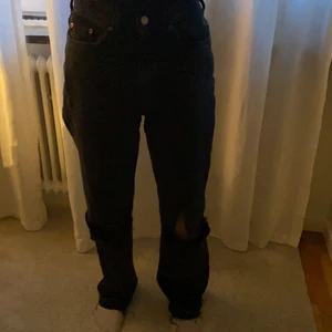 Jeans  - Säljer nu mina svarta jeans ifrån Weekday. Gjort hålen själv och sprättat upp jeansen. De är högmidjade! 