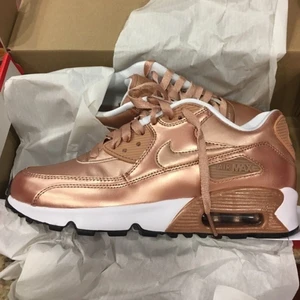 Nike  - Säljer dessa då de är för små har inte kartongen kvar, använt en gång, de är helt nya men tyvärr är det 36 och jag behöver en halv storlek större. Inköpta för 1250kr pris kan diskuteras 