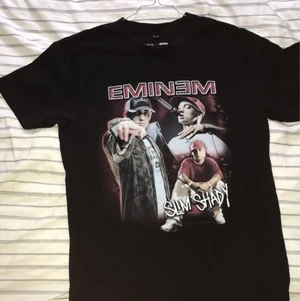 Eminem t-shirt -  rena bara använts 2-3 ggr inga fläckar inga hål inga rivmärken.