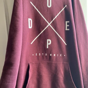 Dope hoddie - Köpt från ridestore! Använd få gånger, sitter lite för stor på mig därför väljer jag att sälja. Det är kill storlek st L, så tjejer mellan M och L och säkert XL kan använda den 