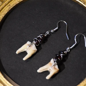 Örhängen tänder  - Örhängen med äkta tänder från rådjur och äkta granat. Krokarna är nickelfria. 