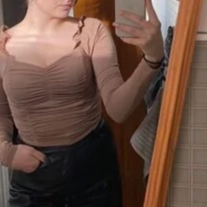 Helt ny tröja  - Jättefin tröja i beige färg, helt ny! Säljes pga. Fel storlek ☹️ Sitter jättefint på kroppen. Storlek S/M