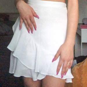 Jättefin vit kjol som sitter fint i stotlek XS. kjolen är helt ny. vid intresse kan jag skicka flera bilder.  💰Pris: 100kr 📦Frakt: 52kr