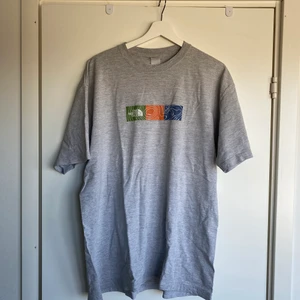 North face t shirt - Superfin tröja från north face i fint skick! Säljes då den ej kommer till användning längre💓 köparen står för frakten