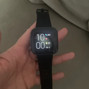 Fitbit versa 2 - Säljer nu fitbit versa 2 träningsklocka i nyskick. Har bara använt den fåtal månader.