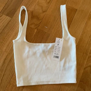 Croptop - Oanvänd croppat linne från Gina tricot