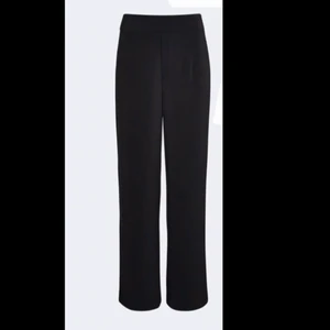  Lindex kostymbyxa  - Snygga byxor från Lindex , bilden är lånad då byxorna jag sälje rek finns nån bra bild på? Dom är näst intill identiska med dom på bilden bara att det ej är en ” låtsas knäppning” där framme utan som ni ser på bilden bara ett sträck, supersnygga i rumpan men för ami i midjan för mig så kan ej få knäppt dom 😅 därav ingen bild på