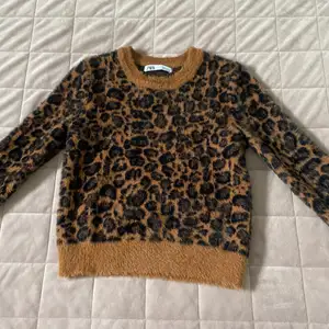 En leopard mönstrad stickad tröja från Zara, använt bara några få gånger. Skriv till mig för fler bilder och om du är intresserad!