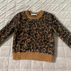 Zara tröja - En leopard mönstrad stickad tröja från Zara, använt bara några få gånger. Skriv till mig för fler bilder och om du är intresserad!