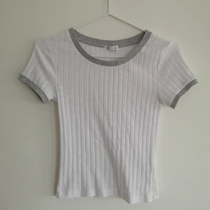 Vit ribbad t-shirt strl XS - Vit ribbad t-shirt strl XS🤍