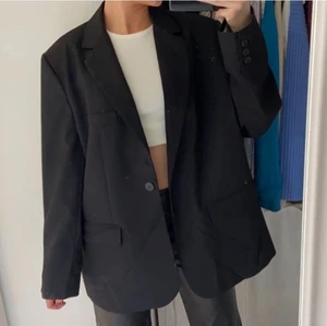 Overzise kavaj  - En kavaj från BikBok i storlek XL. Jag är vanligtvis S och ni ser på bilden hur den sitter på mig. Tänkte att den skulle sitta riktigt oversized men tyckte att det blev lite för stort. Skulle säga att den sitter som bäst på någon med storlek M-L men S funkar som sagt om man vill ha den riktigt stor. 