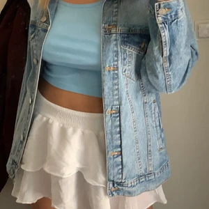 Pull&bear jeansjacka - Sitter bra för den som söker en större jeansjacka, knappt använd och köpt för 300kr💕 storlek s men skulle passa up till m ungefär