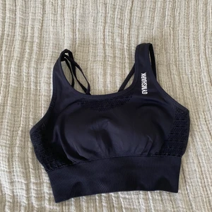 Gymshark topp - Superfin svart träningstopp från gymshark, säljer pga tycker inte att jag passar i den. Superfint skick, använd ca 2 gånger! Storlek S men passar både xs och s, köpt för 450kr 💖