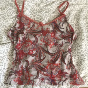 Y2k linne - secondhand klänning jag klippte till ett linne ❤️ har ingen lapp så vet inte storlek men passar xs-L fraktinfo står nedan