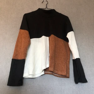 Rolig & fin tröja/kofta - • Härlig tröja/tunnare kofta med roligt mönster. Mysig för kyligare kvällar i sommar eller till hösten. Kan upplevas något stickig! • Storlek: S, tajt & passar bättre på XS • 80% polyester & 20% bomull• Köpt 2hand, fint skick! • +Frakt: 51kr spårbart 