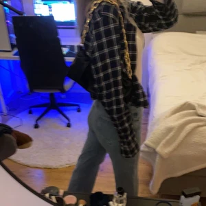 Carin Wester Jeans - Ett jätte fint par utsvängda jeans från Carin Wester, köpta på Åhlens. Finns inte längre kvar att köpa och är inköpta för 600 kr. 😼💞💞 Passar bäst någon som är 165-170!