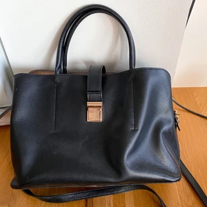 H&M väska  - Snygg h&m väska. Lite sliten på låset annars i fint skick. Frakt tillkommer! Tveka inte att höra ev er vid eventuella frågor!💕😊Betalning sker ENDAST med SWISH! TRYCK INTE KÖP NU!