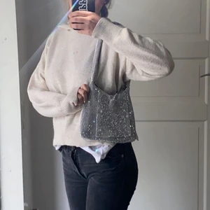 Glittrig väska - Säljer denna helt nya och oanvända väska som är så sjukt fin ❤️ nypris på denna var 500kr efter frakt! 