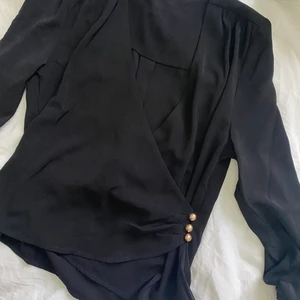 Svart blus med guldknappar - Blus från nelly, aldrig använd