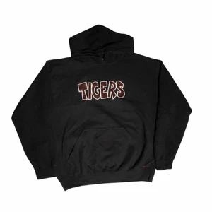 TIGERS - Vintage Hoodie - Man kan inte få mer 90s/00s än med denna hoodie! Med ett tjockt och skönt tyg finns det inte något mer att önska! Köpt på Ross som är en amerikansk secondhandbutik. Om du har några frågor gällande plagget eller priset kontakta oss!