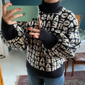 DREAMS OF DREAMS stickad tröja - Jätte söt stickad tröja från HM i strl xs. Användes för länge sen men inte på senaste tiden! Säljs inte längre i butik🐻‍❄️ kan mötas i Stockholm men kan även frakta.(då betalar köparen för frakten🧁)