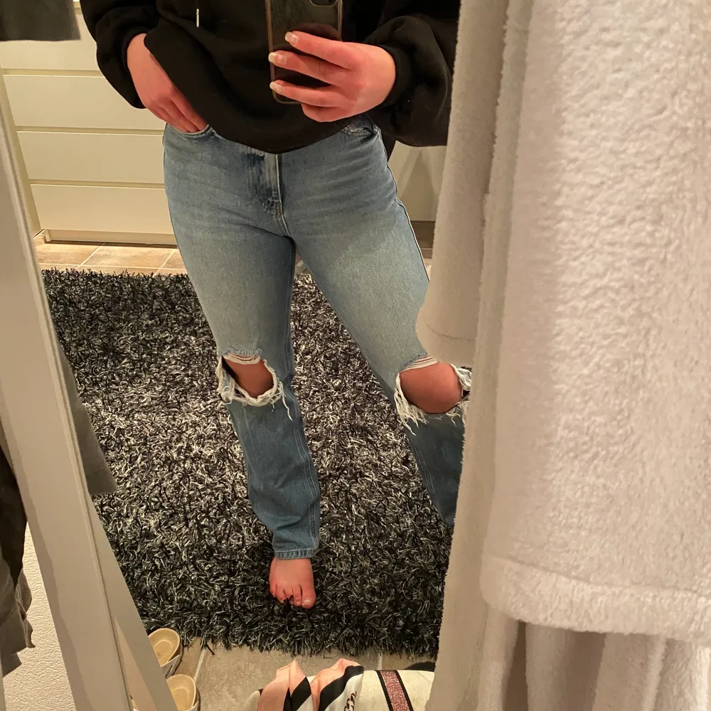 Snygga jeans med hål på knäna. Jeans & Byxor.