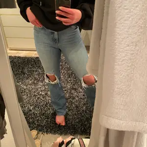 Snygga jeans med hål på knäna
