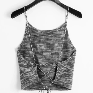 Stickat linne med snörning i ryggen strl S - Helt oanvänt stickat linne, banden och passformen går att ändra genom att dra i snörningen i ryggen. Skulle säga att den passar almt från XS till M. Svart/vitt/grått. Köparen står för frakt