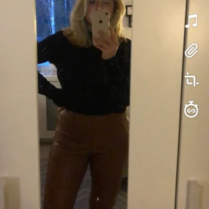 Bruna skinnbyxor  - Bruna snygga skinnbyxor som är tajta ifrån HM men super snygg färg! Gillar verkligen dom men används aldrig! Skriv om ni vill ha fler bilder💕