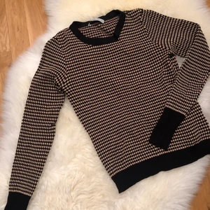 ZARA tröja - Säljer denna fina tröja pågrund av att jag ej andvänder den!  Budgivning om flera är intresserade🙃 vid frakt står köparen för priset!