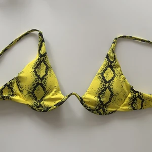Bikiniöverdel  - En bikiniöverdel med ormmönster från Shein. Aldrig använd då den inte riktigt passade mig! Storlek 36/S. Har justerbara band och man kan plocka ut vadderingen om man vill. Köparen står för frakt.
