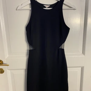 Klänning  - Skitsnygg kontors klänning eller fest klänning passar som en vante till en S eller en Xs jätte fina ditaljer i var sida köptes i Spanien säljer för den är för liten för mig nu 💞🌼