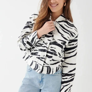 jeansjacka i zebramönster  - kort jacka i zebramönster från gina tricot som är köpt för 499kr. Använd ca 5 gånger så är i väldigt bra skick och är superfin! <3 säljs för 100kr exklusive frakt! Tvättas innan den skickas! Frågor eller fler bilder? Skriv så fixar vi! 