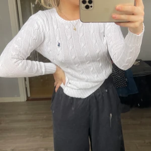 Stickad tröja  - Stickad tröja i nytt skick 